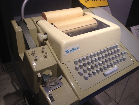 图 4 Teletype 33-ASR